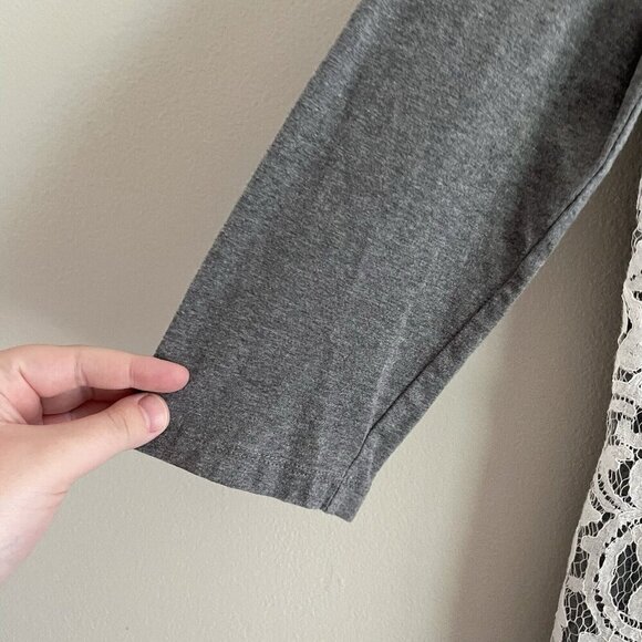 Zenergy By Chicos Women SZ 0/XS Gray W/White Lace Front Overlay V Neck Top - Picture 3 of 9